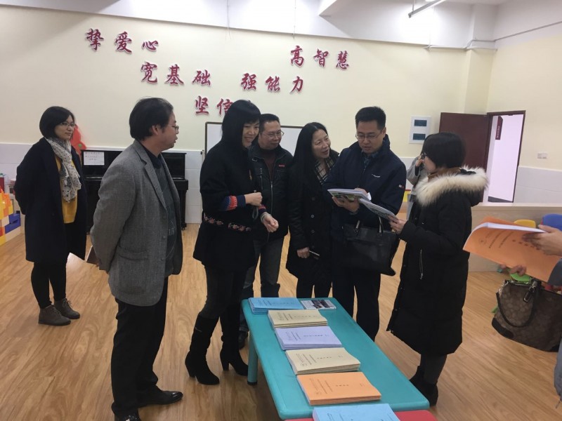 楊處長(zhǎng)觀(guān)看男師范生教育教學(xué)成果展