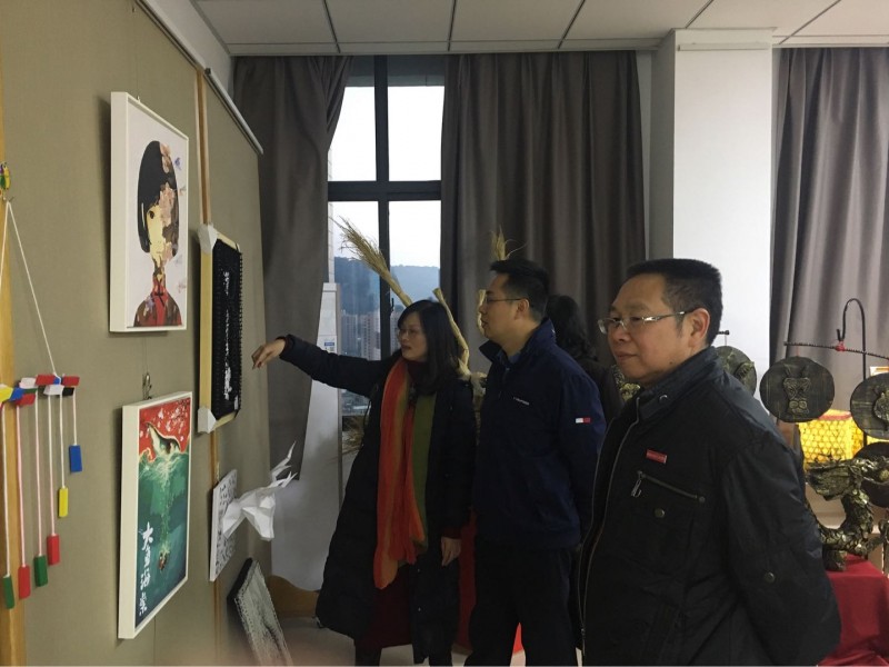 楊處長(zhǎng)觀(guān)看畢業(yè)創(chuàng)作展