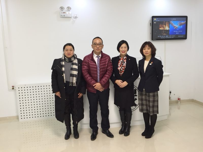 孫河川教授、鐵梅理事長(zhǎng)與北京樂(lè)器研究所張小川所長(zhǎng)等合影