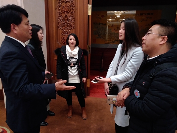 新聞發(fā)布會現(xiàn)場，多家媒體記者采訪賀瑞虎書記