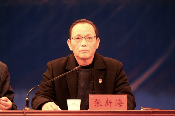 副校長(zhǎng)、工會(huì)主席張新海宣讀表彰文件
