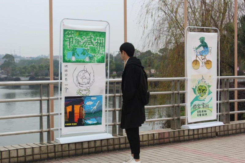過(guò)往師生駐足欣賞海報(bào)