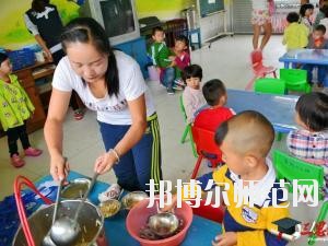 遵義2020年幼師學校有哪些科目?我們知道幼師專業(yè)是屬于一個學習內(nèi)容比較多的專業(yè)，因為是小朋友的啟蒙階段，同學們自己在報讀本專業(yè)的時候很多的同學都不知道到底是學一些什么?于是都來問道小編，小編就來給大家說一下關(guān)于學?？颇康氖虑榕?。  幼師學校學習專業(yè)課程 1、幼兒教育學  了解現(xiàn)代教育、幼兒教育的新觀念、新思想、新信息，結(jié)合我國幼兒教育改革中的新問題、新情況，將理論的闡述和幼兒教育實踐中的問題結(jié)合起來，進行具體分析和指導。  2、幼兒心理學  了解幼兒的認知和言語發(fā)展的特點和規(guī)律、幼兒的情緒、個性與社會性發(fā)展的關(guān)系及幼兒的活動心里。能依據(jù)幼兒特點，利用所學相關(guān)知識，初步具備幼兒園基層崗位幼兒教師的工作能力。培養(yǎng)學生具有誠實守信、善于溝通和合作的品質(zhì)。  3、幼師英語  根據(jù)幼師學生的英語水平和專業(yè)特點，從聽、說、讀、寫四個方面全方位的培養(yǎng)學生，讓學生掌握基本語法知識、語音知識、日常用語，提高學生的口語交際技能和綜合閱讀、寫作能力。讓學生在學習過程中發(fā)展綜合語音運用能力，提高人文素養(yǎng)，增強實踐能力，培養(yǎng)創(chuàng)新精神。  4、幼兒園組織與管理  讓學生了解幼兒園組織與管理的基本原理和內(nèi)容，掌握幼兒園組織與管理的基本規(guī)律，學會用所學專業(yè)理論解決實際工作中遇到的管理問題。結(jié)合案例分析，培養(yǎng)學生的思辨意識、創(chuàng)新意識，提高學生與時俱進的管理理念，為學生今后從事幼兒園教育工作和管理工作奠定良好的基礎(chǔ)，具有較強的實用性和可操作性。  學前教育前景好不好 學前教育上的現(xiàn)在已經(jīng)有越來越多的人關(guān)注，就業(yè)前景上的非常不錯的一個職業(yè)了，在現(xiàn)階段學前教育專業(yè)就業(yè)率上也在一直上升，我國對于學前教育上的重視的提升，也為學前教育專業(yè)人才提供了較好的就業(yè)機會，使得社會上的對于學前教育人才上的甚至出現(xiàn)了供不應求的現(xiàn)象，學前教育現(xiàn)階段也已經(jīng)成為一個非常重要的教育階段，擁有高素質(zhì)的學前教育人才對于整個教育事業(yè)上的也能夠起到一個促進和發(fā)展的作用。  幼師專業(yè)上就業(yè)前景也是比較好的，現(xiàn)階段社會上的對于幼師的需求也越來越多了，對于早期教育上的重視度的提升，使得幼師人才成為現(xiàn)階段社會上的所需要的重要人才選擇。  我們可以看到幼師專業(yè)學習的是很多的，小編給大家列舉了一些專業(yè)課程，其實這個專業(yè)是一個需要自己花費很多心力來學習的專業(yè)，同學們學習的內(nèi)容是很廣泛的，不過這個專業(yè)只要學好了，將來在就業(yè)方面就會很不錯，所以，希望選擇這個專業(yè)的同學都能掌握足夠的專業(yè)知識哦。
