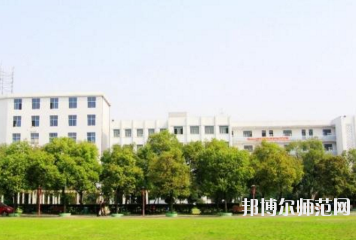 對于幼師學(xué)校的選擇，男生和女生是一樣的?，F(xiàn)在大部分學(xué)校的幼師專業(yè)在進行招生的時候，其實男生和女生的招生計劃是統(tǒng)一的，學(xué)校對學(xué)生的性別并沒有要求。所以，小伙伴們選擇幼師學(xué)校的重點不應(yīng)該是這所學(xué)校適合男生還是適合女生，而是這所學(xué)校本身的辦學(xué)條件好不好，以及學(xué)校的優(yōu)勢以及劣勢有哪些等等。接下來，對南昌理工職業(yè)中等專業(yè)學(xué)校感興趣的小伙伴們可以一起來看一看這所學(xué)校的具體情況。  南昌理工職業(yè)中等專業(yè)學(xué)校辦學(xué)理念 學(xué)校以“辦學(xué)校，不開學(xué)店，造福炎黃子孫!”為宗旨，遵循黨的教育方針，倡導(dǎo)“誠實、博愛、勤奮、自強”的校訓(xùn)，按照“理論夠用，注重實踐”的原則，為社會經(jīng)濟建設(shè)培養(yǎng)“一專多能”的應(yīng)用型人才。畢業(yè)生深受用人單位的歡迎。 例如推薦在“啟悅電子廠”工作的同學(xué)進廠第九天，就對8086高壓擊穿儀進行技術(shù)改造，降低了勞動強度，提高了生產(chǎn)效率。該廠董事長吳德和先生專程由臺北趕來我?？疾?，并當即簽定了廠校合作協(xié)議。  接著我校又與深圳新飛通、深圳捷迪訊、上海偉創(chuàng)力、上海先進半導(dǎo)體、上海華微、杭州矢崎、蘇州生益科技、上海攜程旅行網(wǎng)等20多家公司建立了合作伙伴關(guān)系。可以說：“選擇理工，就業(yè)輕松!” 學(xué)校與南昌航空大學(xué)聯(lián)合辦學(xué)，是南昌航空大學(xué)繼續(xù)教育學(xué)院教學(xué)點，依托南昌航空大學(xué)的人才、圖書、先進的教學(xué)設(shè)施，資源共享。學(xué)校有一支政治素質(zhì)高、教學(xué)和管理經(jīng)驗豐富的專兼職師資隊伍，正副教授、高級教師近半，其中不少曾獲得“最佳授課教師”的稱號。  南昌理工職業(yè)中等專業(yè)學(xué)校教學(xué)設(shè)置 學(xué)校除精湛的理論教學(xué)外，還設(shè)有圖書閱覽室、計算機中心、語音室和電工、電子、機電、機械加工、數(shù)控、酒店管理等實驗室能安排學(xué)生進行多種實驗，“邊講邊練，講練結(jié)合”，確保學(xué)生動手能力的培養(yǎng)。 學(xué)校采取多層次、開放性辦學(xué)和封閉式管理。不僅注重教育質(zhì)量，更注重道德品質(zhì)和綜合素質(zhì)教育。教育管理嚴格，始終把學(xué)校的安全工作放在首位，在2005-2010職業(yè)高校年檢中，得到市教育局有關(guān)領(lǐng)導(dǎo)的表揚，連續(xù)被評為職業(yè)教育辦學(xué)先進單位。  南昌理工職業(yè)中等專業(yè)學(xué)校報名手續(xù) 即日起可到校招生辦或當?shù)匚倚Ｕ猩c報名，或來函來電報名、網(wǎng)上報名。  本地區(qū)的應(yīng)屆初中畢業(yè)生可在就讀中學(xué)填中考志愿報名。  報到時帶好戶口本，五張一寸免冠照片和初高中畢業(yè)證書。  小編總結(jié) 南昌理工職業(yè)中等專業(yè)學(xué)校是一所按照“理論夠用，注重實踐”的原則，為社會經(jīng)濟建設(shè)培養(yǎng)“一專多能”的應(yīng)用型人才的中專學(xué)校，學(xué)校開設(shè)有幼師類的專業(yè)，對幼師行業(yè)感興趣的初中畢業(yè)生可以多加關(guān)注這所學(xué)校。接下來小伙伴們可以去到學(xué)校官網(wǎng)對學(xué)校做進一步的了解。當然，在南昌還有開設(shè)有幼師類專業(yè)的其他學(xué)校，大家也可以看看其他的學(xué)校怎么樣，做一個比較，然后選擇出最適合自己的一所。