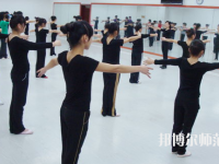 白銀2020年中專幼師學(xué)?？梢钥即髮? /><b>白銀2020年中專幼師學(xué)?？梢钥即髮?/b><span>2020-05-21 11:19</span><p>白銀中專幼師學(xué)?？梢钥即髮?同學(xué)能夠由繼續(xù)學(xué)習(xí)的想法，這一點是非常好的。而升學(xué)的方法有很多種，可以參加高職院校開設(shè)的單</p></a></li>
            <li><a href=