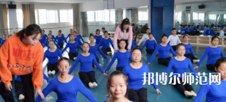隨著社會的進(jìn)步，人們的生活得到了全面的改善，開始重視自己子女的教育，對教育人才的教學(xué)水準(zhǔn)就要求更高，使得很多學(xué)生都想要報(bào)考幼師學(xué)校。如果大家已經(jīng)做出了決定，要上幼師學(xué)校，就一定要盡早去了解學(xué)校信息。你越早了解學(xué)校，你可以選擇的學(xué)校就越多，就越能找到適合你的學(xué)校。幼師工作工作也相對輕松，不用從事體力勞動?，F(xiàn)在家長對孩子的教育非?？粗?，幼兒園也越來越正規(guī)，都需要幼師幼師從業(yè)資格證。  思南中等職業(yè)學(xué)校辦學(xué)條件 學(xué)校老校區(qū)占地面積120.6畝，新校區(qū)200畝，校園拓展空間大。校內(nèi)布局分為：教學(xué)區(qū)、實(shí)驗(yàn)實(shí)訓(xùn)區(qū)、產(chǎn)教結(jié)合區(qū)、生活區(qū)、行政辦公區(qū)、體育運(yùn)動區(qū)、美化綠化區(qū)等。各場所均按標(biāo)準(zhǔn)設(shè)計(jì)規(guī)劃，達(dá)到國家示范校要求的學(xué)校教學(xué)、實(shí)訓(xùn)、師生學(xué)習(xí)、工作、生活等方面需要的效果。  思南中等職業(yè)學(xué)校目標(biāo)明確 學(xué)校培養(yǎng)目標(biāo)明確，人才“出口”暢通，堅(jiān)持德育為先，技能為重，全面發(fā)展與特長發(fā)展相結(jié)合。圍繞“自強(qiáng)篤行、厚德精技”的校訓(xùn)，堅(jiān)持“四自”(自信、自強(qiáng)、自律、自愛)、“四會”(學(xué)會做人，學(xué)會做事，學(xué)會求知，學(xué)會生活)的教育培養(yǎng)目標(biāo)。  實(shí)行考與教分離，重視學(xué)生職業(yè)技能大賽，以賽促學(xué)，以賽促教;重視教師、學(xué)生下企業(yè)參與一線生產(chǎn)實(shí)踐，重視創(chuàng)建“校企聯(lián)動”、“工學(xué)結(jié)合”、“教學(xué)做一體”的人才培養(yǎng)模式，畢業(yè)生就業(yè)并能與企業(yè)接軌，與農(nóng)戶融合，人才培養(yǎng)質(zhì)量顯著提高。  銅仁碧江中等職業(yè)學(xué)校簡介 銅仁市碧江區(qū)中等職業(yè)學(xué)校創(chuàng)辦于1989年，是一所隸屬于碧江區(qū)人民政府的貴州省示范性中等職業(yè)學(xué)校。學(xué)校規(guī)劃占地面積420畝，規(guī)劃建筑面積13萬余平方米，總投資約5.8億元。教學(xué)區(qū)、生活區(qū)、運(yùn)動區(qū)、綠化區(qū)布局合理，功能設(shè)施完善，環(huán)境優(yōu)美，地處銅仁市川硐教育園區(qū)桃園大道北側(cè)，毗鄰銅仁幼專、貴州健康職業(yè)學(xué)院，有著豐富的文化資源和育人氛圍。  學(xué)校自2013年搬遷至川硐教育園區(qū)以來，領(lǐng)導(dǎo)班子帶領(lǐng)廣大教師銳意進(jìn)取，和諧奮進(jìn)，確立了“發(fā)展教師、成就學(xué)生、服務(wù)社會”的辦學(xué)理念，圍繞“辦出特色、形成風(fēng)格、爭創(chuàng)一流”的辦學(xué)目標(biāo)，形成了“醫(yī)護(hù)為主、產(chǎn)教結(jié)合、校企合作”的辦學(xué)特色。  現(xiàn)在整體新生人口的增量將直接體現(xiàn)在幼兒園在園人數(shù)的增加，我國當(dāng)前幼師行業(yè)的需求還是很大的，遠(yuǎn)遠(yuǎn)不足國家的計(jì)劃，所以從事幼師行業(yè)前景是很好的。幼兒園、教育機(jī)構(gòu)、培訓(xùn)機(jī)構(gòu)、藝體教育行業(yè)等相關(guān)行業(yè)都需要大量新型教育人才，學(xué)生選擇了教育行業(yè)正好符合當(dāng)今的教育的需求，所以對同學(xué)們來講就業(yè)前景是非常具有潛力化的。